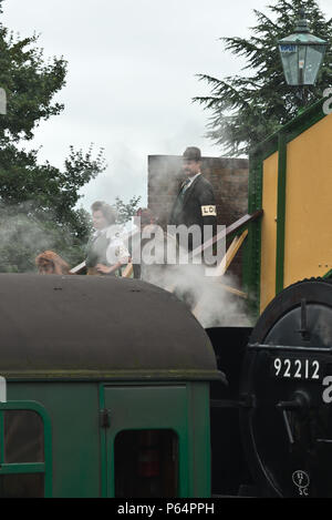 Verkleidet als örtliche Verteidigung Freiwilliger am "Krieg gegen den Fall der Linie ' 2018 Ropley Station auf dem Mid Hants Railway Watercress Line Stockfoto