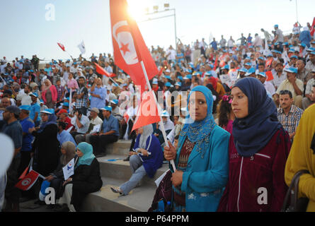 Oktober 18, 2014 - Sfax, Tunesien: Anhänger der islamistischen Ennahda Partei an einer Rallye Kampagne in der Sidi Mansour Open Air Theater. Der Vorsitzende der Partei, Rached Ghannouchi, kamen seine lokalen Kandidaten zu unterstützen. Die bevorstehenden Parlamentswahlen, die Grube der säkularen Nidaa Tounes Partei gegen die Gemäßigten islamistischen Ennahda Partei, als wichtiger Test der fragilen Übergang des nordafrikanischen Landes zur Demokratie zu sehen ist. Sitzung Wahlen du Parti islamiste Ennahda Avant Les Wahlen generales d'octobre 2014.*** FRANKREICH/KEINE VERKÄUFE IN DEN FRANZÖSISCHEN MEDIEN *** Stockfoto