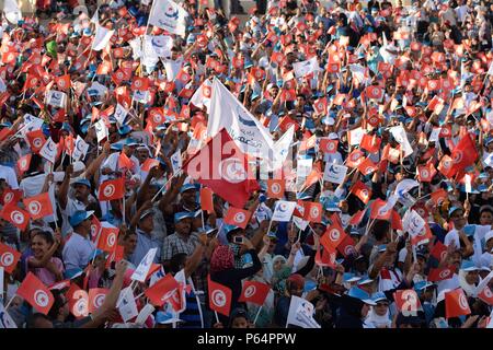 Oktober 18, 2014 - Sfax, Tunesien: Anhänger der islamistischen Ennahda Partei an einer Rallye Kampagne in der Sidi Mansour Open Air Theater. Der Vorsitzende der Partei, Rached Ghannouchi, kamen seine lokalen Kandidaten zu unterstützen. Die bevorstehenden Parlamentswahlen, die Grube der säkularen Nidaa Tounes Partei gegen die Gemäßigten islamistischen Ennahda Partei, als wichtiger Test der fragilen Übergang des nordafrikanischen Landes zur Demokratie zu sehen ist. Sitzung Wahlen du Parti islamiste Ennahda Avant Les Wahlen generales d'octobre 2014.*** FRANKREICH/KEINE VERKÄUFE IN DEN FRANZÖSISCHEN MEDIEN *** Stockfoto