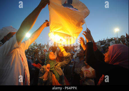 Oktober 18, 2014 - Sfax, Tunesien: Anhänger der islamistischen Ennahda Partei an einer Rallye Kampagne in der Sidi Mansour Open Air Theater. Der Vorsitzende der Partei, Rached Ghannouchi, kamen seine lokalen Kandidaten zu unterstützen. Die bevorstehenden Parlamentswahlen, die Grube der säkularen Nidaa Tounes Partei gegen die Gemäßigten islamistischen Ennahda Partei, als wichtiger Test der fragilen Übergang des nordafrikanischen Landes zur Demokratie zu sehen ist. Sitzung Wahlen du Parti islamiste Ennahda Avant Les Wahlen generales d'octobre 2014.*** FRANKREICH/KEINE VERKÄUFE IN DEN FRANZÖSISCHEN MEDIEN *** Stockfoto