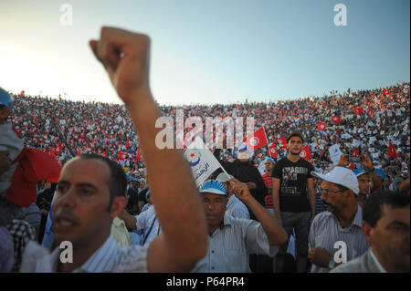 Oktober 18, 2014 - Sfax, Tunesien: Anhänger der islamistischen Ennahda Partei an einer Rallye Kampagne in der Sidi Mansour Open Air Theater. Der Vorsitzende der Partei, Rached Ghannouchi, kamen seine lokalen Kandidaten zu unterstützen. Die bevorstehenden Parlamentswahlen, die Grube der säkularen Nidaa Tounes Partei gegen die Gemäßigten islamistischen Ennahda Partei, als wichtiger Test der fragilen Übergang des nordafrikanischen Landes zur Demokratie zu sehen ist. Sitzung Wahlen du Parti islamiste Ennahda Avant Les Wahlen generales d'octobre 2014.*** FRANKREICH/KEINE VERKÄUFE IN DEN FRANZÖSISCHEN MEDIEN *** Stockfoto