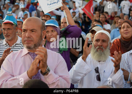 Oktober 18, 2014 - Sfax, Tunesien: Anhänger der islamistischen Ennahda Partei an einer Rallye Kampagne in der Sidi Mansour Open Air Theater. Der Vorsitzende der Partei, Rached Ghannouchi, kamen seine lokalen Kandidaten zu unterstützen. Die bevorstehenden Parlamentswahlen, die Grube der säkularen Nidaa Tounes Partei gegen die Gemäßigten islamistischen Ennahda Partei, als wichtiger Test der fragilen Übergang des nordafrikanischen Landes zur Demokratie zu sehen ist. Sitzung Wahlen du Parti islamiste Ennahda Avant Les Wahlen generales d'octobre 2014.*** FRANKREICH/KEINE VERKÄUFE IN DEN FRANZÖSISCHEN MEDIEN *** Stockfoto