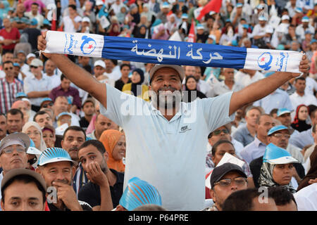 Oktober 18, 2014 - Sfax, Tunesien: Anhänger der islamistischen Ennahda Partei an einer Rallye Kampagne in der Sidi Mansour Open Air Theater. Der Vorsitzende der Partei, Rached Ghannouchi, kamen seine lokalen Kandidaten zu unterstützen. Die bevorstehenden Parlamentswahlen, die Grube der säkularen Nidaa Tounes Partei gegen die Gemäßigten islamistischen Ennahda Partei, als wichtiger Test der fragilen Übergang des nordafrikanischen Landes zur Demokratie zu sehen ist. Sitzung Wahlen du Parti islamiste Ennahda Avant Les Wahlen generales d'octobre 2014.*** FRANKREICH/KEINE VERKÄUFE IN DEN FRANZÖSISCHEN MEDIEN *** Stockfoto