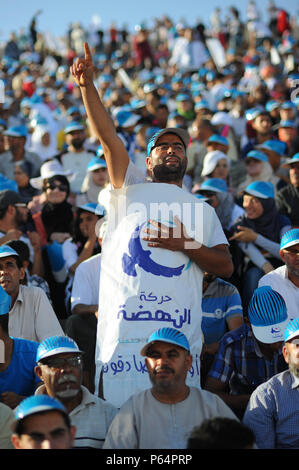 Oktober 18, 2014 - Sfax, Tunesien: Anhänger der islamistischen Ennahda Partei an einer Rallye Kampagne in der Sidi Mansour Open Air Theater. Der Vorsitzende der Partei, Rached Ghannouchi, kamen seine lokalen Kandidaten zu unterstützen. Die bevorstehenden Parlamentswahlen, die Grube der säkularen Nidaa Tounes Partei gegen die Gemäßigten islamistischen Ennahda Partei, als wichtiger Test der fragilen Übergang des nordafrikanischen Landes zur Demokratie gesehen wird. v*** FRANKREICH/KEINE VERKÄUFE IN DEN FRANZÖSISCHEN MEDIEN *** Stockfoto