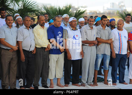 Oktober 18, 2014 - Sfax, Tunesien: Anhänger der islamistischen Ennahda Partei an einer Rallye Kampagne in der Sidi Mansour Open Air Theater. Der Vorsitzende der Partei, Rached Ghannouchi, kamen seine lokalen Kandidaten zu unterstützen. Die bevorstehenden Parlamentswahlen, die Grube der säkularen Nidaa Tounes Partei gegen die Gemäßigten islamistischen Ennahda Partei, als wichtiger Test der fragilen Übergang des nordafrikanischen Landes zur Demokratie zu sehen ist. Sitzung Wahlen du Parti islamiste Ennahda Avant Les Wahlen generales d'octobre 2014.*** FRANKREICH/KEINE VERKÄUFE IN DEN FRANZÖSISCHEN MEDIEN *** Stockfoto