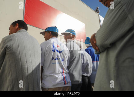 Oktober 18, 2014 - Sfax, Tunesien: Anhänger der islamistischen Ennahda Partei an einer Rallye Kampagne in der Sidi Mansour Open Air Theater. Der Vorsitzende der Partei, Rached Ghannouchi, kamen seine lokalen Kandidaten zu unterstützen. Die bevorstehenden Parlamentswahlen, die Grube der säkularen Nidaa Tounes Partei gegen die Gemäßigten islamistischen Ennahda Partei, als wichtiger Test der fragilen Übergang des nordafrikanischen Landes zur Demokratie zu sehen ist. Sitzung Wahlen du Parti islamiste Ennahda Avant Les Wahlen generales d'octobre 2014.*** FRANKREICH/KEINE VERKÄUFE IN DEN FRANZÖSISCHEN MEDIEN *** Stockfoto