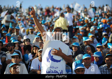 Oktober 18, 2014 - Sfax, Tunesien: Anhänger der islamistischen Ennahda Partei an einer Rallye Kampagne in der Sidi Mansour Open Air Theater. Der Vorsitzende der Partei, Rached Ghannouchi, kamen seine lokalen Kandidaten zu unterstützen. Die bevorstehenden Parlamentswahlen, die Grube der säkularen Nidaa Tounes Partei gegen die Gemäßigten islamistischen Ennahda Partei, als wichtiger Test der fragilen Übergang des nordafrikanischen Landes zur Demokratie zu sehen ist. Sitzung Wahlen du Parti islamiste Ennahda Avant Les Wahlen generales d'octobre 2014.*** FRANKREICH/KEINE VERKÄUFE IN DEN FRANZÖSISCHEN MEDIEN *** Stockfoto