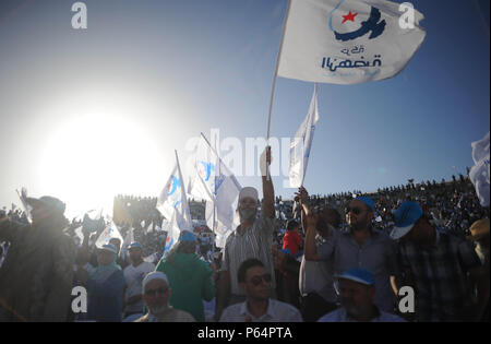 Oktober 18, 2014 - Sfax, Tunesien: Anhänger der islamistischen Ennahda Partei an einer Rallye Kampagne in der Sidi Mansour Open Air Theater. Der Vorsitzende der Partei, Rached Ghannouchi, kamen seine lokalen Kandidaten zu unterstützen. Die bevorstehenden Parlamentswahlen, die Grube der säkularen Nidaa Tounes Partei gegen die Gemäßigten islamistischen Ennahda Partei, als wichtiger Test der fragilen Übergang des nordafrikanischen Landes zur Demokratie zu sehen ist. Sitzung Wahlen du Parti islamiste Ennahda Avant Les Wahlen generales d'octobre 2014.*** FRANKREICH/KEINE VERKÄUFE IN DEN FRANZÖSISCHEN MEDIEN *** Stockfoto