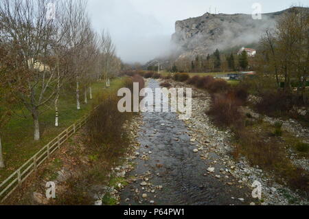 Oja Fluss seinen Pass von Ezcaray. Natur, Reisen, Landschaften. 26. Dezember 2015. Ezcaray. Der Rioja. Spanien. Stockfoto