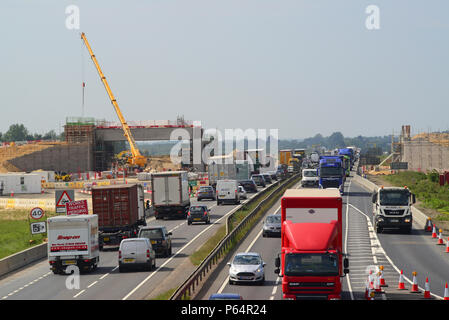 Datenverkehr, der Straßen- und Brückenbau auf der A 140 Cambridge, Vereinigtes Königreich Stockfoto