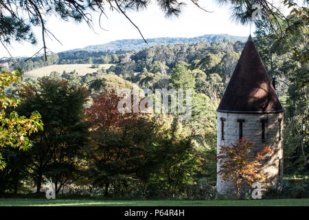 Mittelalterliche Burg Turm in der Landschaft Garten mit Baum Hügeln im Hintergrund einstellen Stockfoto