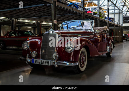 Full-size Luxury Car Mercedes-Benz 220 Cabriolet 'A' (W 187), 1951. Ausstellung 31 Berlin-Brandenburg Oldtimer Tag Stockfoto