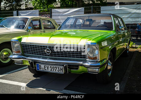 BERLIN - Mai 06, 2018: Full-size Luxury Car Opel Diplomat B Oldtimertage Berlin-Brandenburg (31 Berlin-Brandenburg Oldtimer Tag). Stockfoto