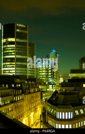 Fenchurch St in der Nacht, zeigt die Willis Gebäude (Foster), Lloyd's (Rogers) und St. Paul's (zaunkönig). Stockfoto