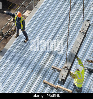 Bau arbeiter und die Stahlträger mit einem Kran an der Aufbau der neuen Supermarkt, Milton Keynes, Buckinghamshire, Großbritannien Stockfoto