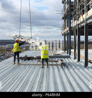 Bau arbeiter und die Stahlträger mit einem Kran an der Aufbau der neuen Supermarkt, Milton Keynes, Buckinghamshire, Großbritannien Stockfoto