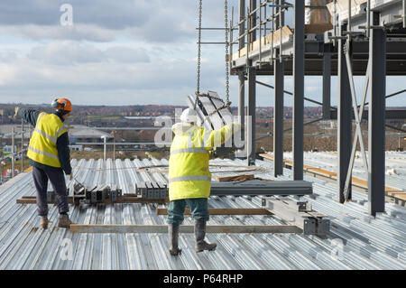 Bau arbeiter und die Stahlträger mit einem Kran an der Aufbau der neuen Supermarkt, Milton Keynes, Buckinghamshire, Großbritannien Stockfoto