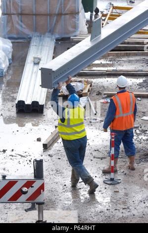 Bau arbeiter und die Stahlträger mit einem Kran an der Aufbau der neuen Supermarkt, Milton Keynes, Buckinghamshire, Großbritannien Stockfoto