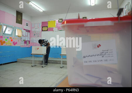 Oktober 26, 2014 - Tunis, Tunesien: Tunesien Abstimmung in den ersten Parlamentswahlen seit der Revolution 2011. Die allgemeinen Wahlen, die Grube der säkularen Nidaa Tounes Partei gegen die Gemäßigten islamistischen Ennahda Partei ist, als Test der fragilen Übergang der nordafrikanischen Land der Demokratie betrachtet. Les Tunisiens votent lors des Wahlen Generales de 2014.*** FRANKREICH/KEINE VERKÄUFE IN DEN FRANZÖSISCHEN MEDIEN *** Stockfoto