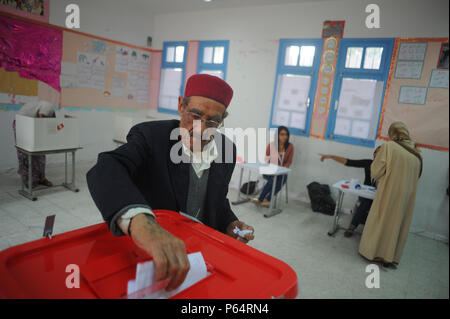 Oktober 26, 2014 - Tunis, Tunesien: Tunesien Abstimmung in den ersten Parlamentswahlen seit der Revolution 2011. Die allgemeinen Wahlen, die Grube der säkularen Nidaa Tounes Partei gegen die Gemäßigten islamistischen Ennahda Partei ist, als Test der fragilen Übergang der nordafrikanischen Land der Demokratie betrachtet. Les Tunisiens votent lors des Wahlen Generales de 2014.*** FRANKREICH/KEINE VERKÄUFE IN DEN FRANZÖSISCHEN MEDIEN *** Stockfoto
