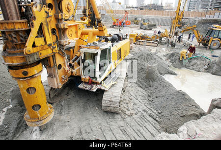 Al Barsha, Tecom, Baustelle besuchen, Dubai, Vereinigte Arabische Emirate, April 2007. Grube arbeitet auf einem G +22 Geschäfts- und Wohnhaus in Al Bars Stockfoto