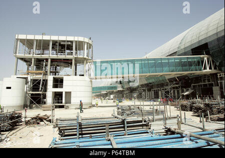 Die Bauarbeiten am Dubai International Airport, Terminal 3, Dubai, Vereinigte Arabische Emirate, September 2006. 1 km von Ende zu Ende und Stockfoto