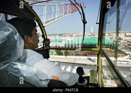 Kranführer in Raimondi Turmdrehkran, Dubai, Vereinigte Arabische Emirate, 19. März 2007. Stockfoto