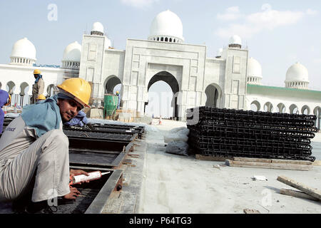 Die Große Moschee von Abu Dhabi im Bau, Dubai, Vereinigte Arabische Emirate, Dezember 2005. Bestimmt die größte Moschee der VAE zu sein (und evtl. t Stockfoto