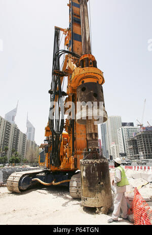 Naher Osten Stiftungen, Auftragnehmer, an der MRT Baustelle in fron des World Trade Center in der Sheikh Zayed Road, Dubai, Vereinigte Arabische Em Stockfoto