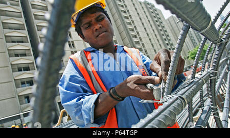 Naher Osten Stiftungen, Auftragnehmer, an der MRT Baustelle in fron des World Trade Center in der Sheikh Zayed Road, Dubai, Vereinigte Arabische Em Stockfoto