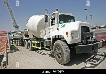 Mixer Hochladen von Beton in MRT-Post an der Ecke Ettihad und Al-Wahida Street Abuhail, Dubai, Vereinigte Arabische Emirate, Mai 2007. Stockfoto