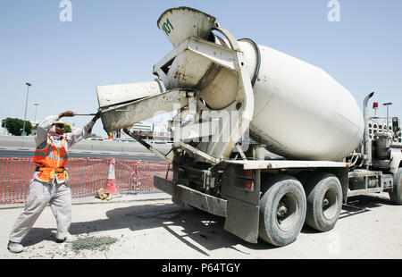 Mixer Hochladen von Beton in MRT-Post an der Ecke Ettihad und Al-Wahida Street Abuhail, Dubai, Vereinigte Arabische Emirate, Mai 2007. Stockfoto