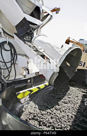 Mixer Hochladen von Beton in MRT-Post an der Ecke Ettihad und Al-Wahida Street Abuhail, Dubai, Vereinigte Arabische Emirate, Mai 2007. Stockfoto