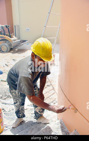 Das Malen von Gebäuden in Discovery Gardens, Dubai, Vereinigte Arabische Emirate, Mai 2007. Stockfoto