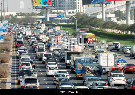 Der Verkehr in Dubai, Garhoud, Maktoum, Vereinigte Arabische Emirate, Februar 2007. Stockfoto