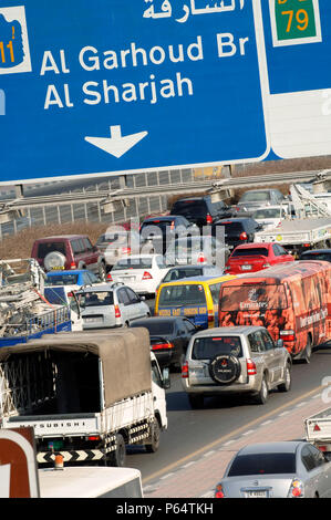 Der Verkehr in Dubai, Garhoud, Maktoum, Vereinigte Arabische Emirate, Februar 2007. Stockfoto