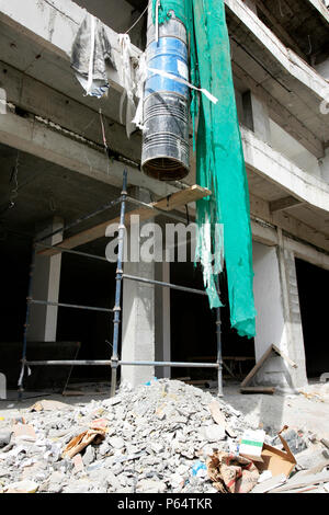 Abfälle Shute, Bau hinter dem mehr Cafe, Diera, Dubai, Vereinigte Arabische Emirate, März 2007. Stockfoto