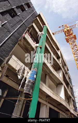 Abfälle Shute, Bau hinter dem mehr Cafe, Diera, Dubai, Vereinigte Arabische Emirate, März 2007. Stockfoto