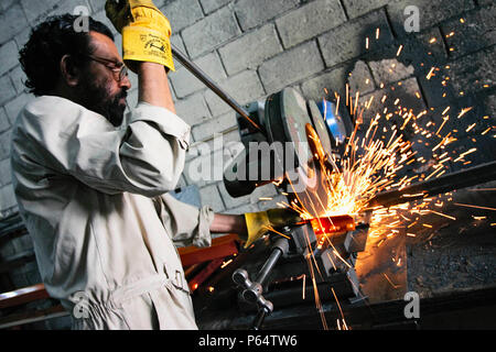 Schweißer Schneiden von Metall in einem Regal Fabrik, Doha Stockfoto