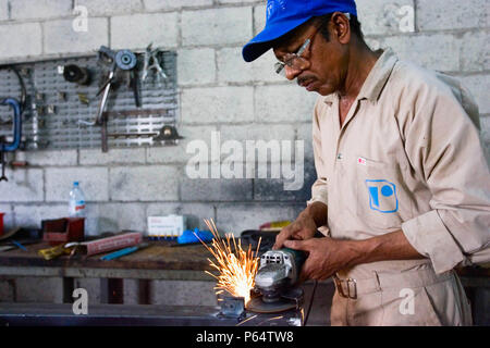 Schweißer Schneiden von Metall in einem Regal Fabrik, Doha Stockfoto