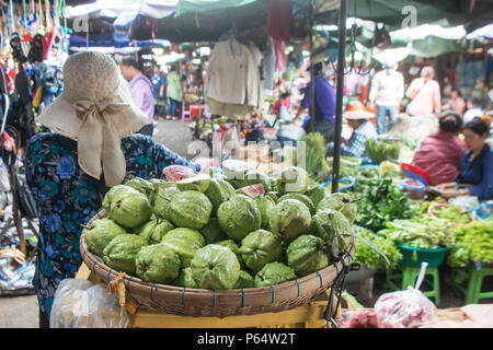 Die Obst- und Lebensmittelmarkt an der Kandal Markt oder Psar Kandal Markt in der Stadt Phnom Penh Kambodscha. Kambodscha, Phnom Penh, November, 2017, Stockfoto