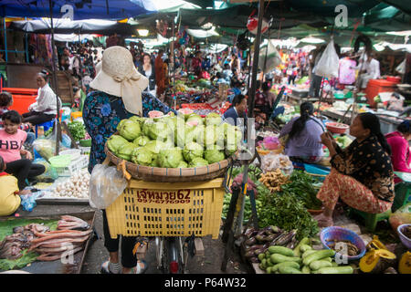 Die Obst- und Lebensmittelmarkt an der Kandal Markt oder Psar Kandal Markt in der Stadt Phnom Penh Kambodscha. Kambodscha, Phnom Penh, November, 2017, Stockfoto