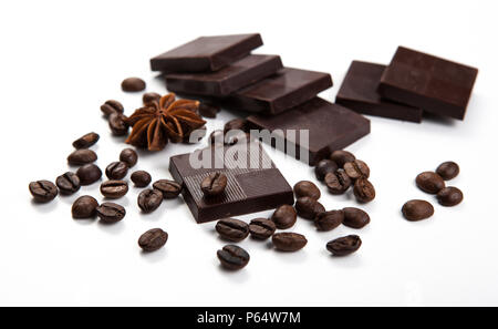 Stillleben mit Schokoriegeln und Kaffeebohnen auf weiß Stockfoto