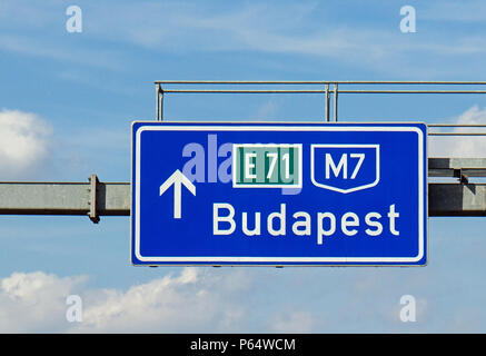 Blaues Autobahnschild für die Richtung Budapest E 71 M7, Ungarn. Stockfoto