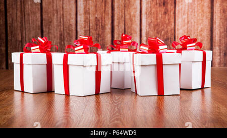 weiße Geschenkboxen auf Holz Hintergrund Stockfoto