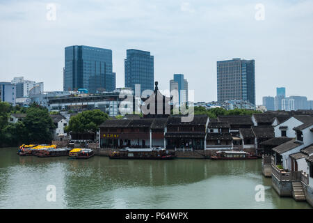 Traditionelle Architektur und moderne Architektur in Shan Tang Jie in Suzhou, China am 2. Juni, 2018 Stockfoto