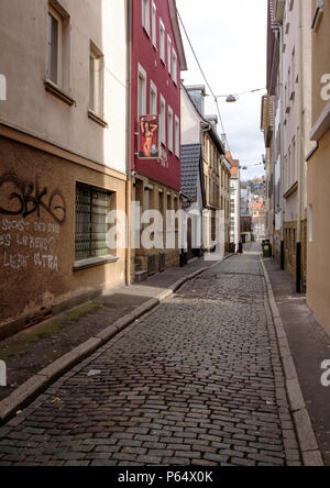 Weberstraße im Leonhardsviertel, einer der wenigen verbliebenen älteren engen, gepflasterten Straßen von Stuttgart Stockfoto