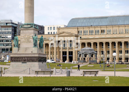 Blick über den Schlossplatz in Richtung Königsbau, die einst die Börse Stuttgart untergebracht. Stockfoto