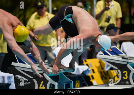 Ehemalige Royal Air Force Senior Aircraftman Michael Goody beginnt der Block in der 100-m-BRUSTSCHWIMMEN an Invictus Games 2016, Orlando, Fla., 11. Mai 2016. Die Invictus Spiele bestehen aus 14 Nationen mit über 500 militärischen Konkurrenten im Wettbewerb in 10 Sportveranstaltungen kann 8-12, 2016. (U.S. Air Force Foto von Tech. Sgt. Joshua L. DeMotts/Freigegeben) Stockfoto