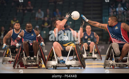 Us Marine Corps veteran Alex Nguyen erreicht für die Kugel als das US-Team schlaegt Australien in ihrem Halbfinale Rollstuhl Rugby Match während Invictus Games 2016 ESPN weite Welt des Sports in den Walt Disney World, Orlando, Fla., 11. Mai 2016. Auch abgebildet sind US Marine Corps veteran Jorge Salazar, Links, und Navy veteran Henry Sawyer, links Mitte. Die Invictus Spiele sind der Britischen Version der Krieger Spiele, die verletzten Veteranen aus 14 Nationen für Veranstaltungen wie Leichtathletik, Bogenschießen, Rollstuhlbasketball, Straße Radfahren, Hallenbad Rudern, Rollstuhl ru Stockfoto